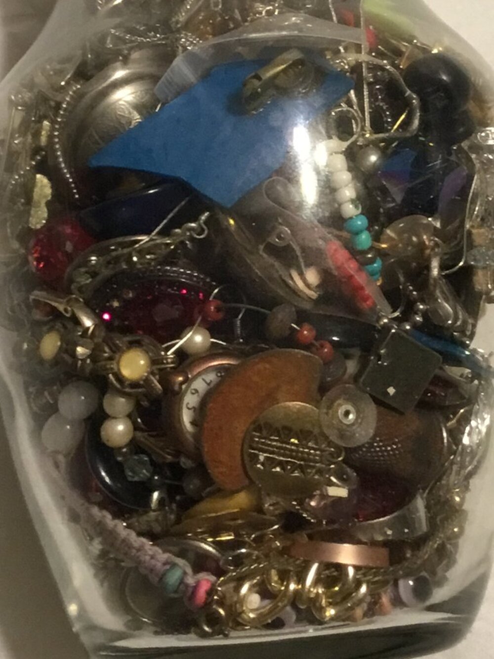 Very heavy vase filled with a large amount of old used and broken jewelry - Picture 7 of 12